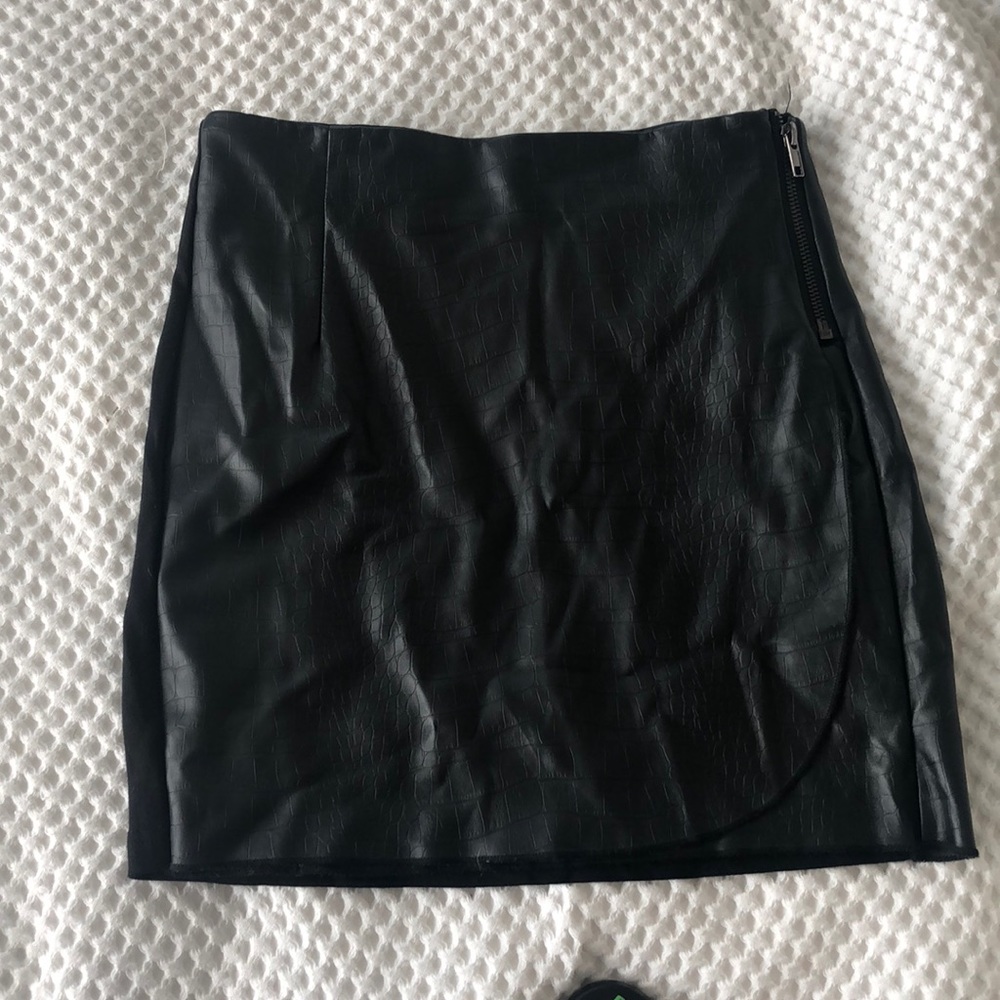 Stretchy faux leather skirt